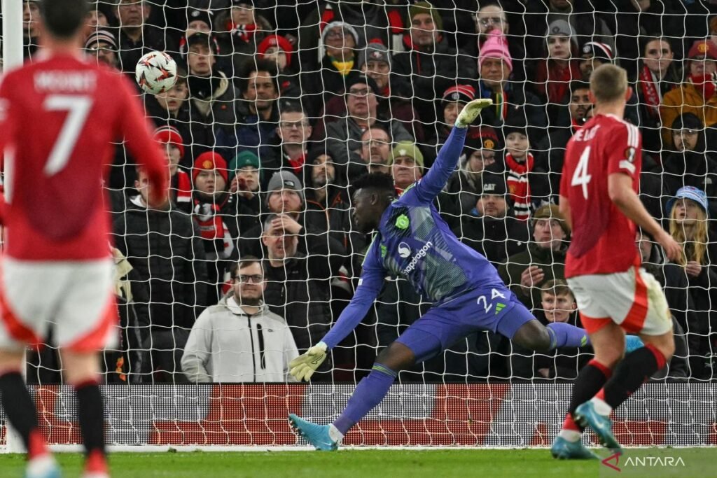 Blunder Onana jadi sorotan usai MU imbang di area area kandang Lyon