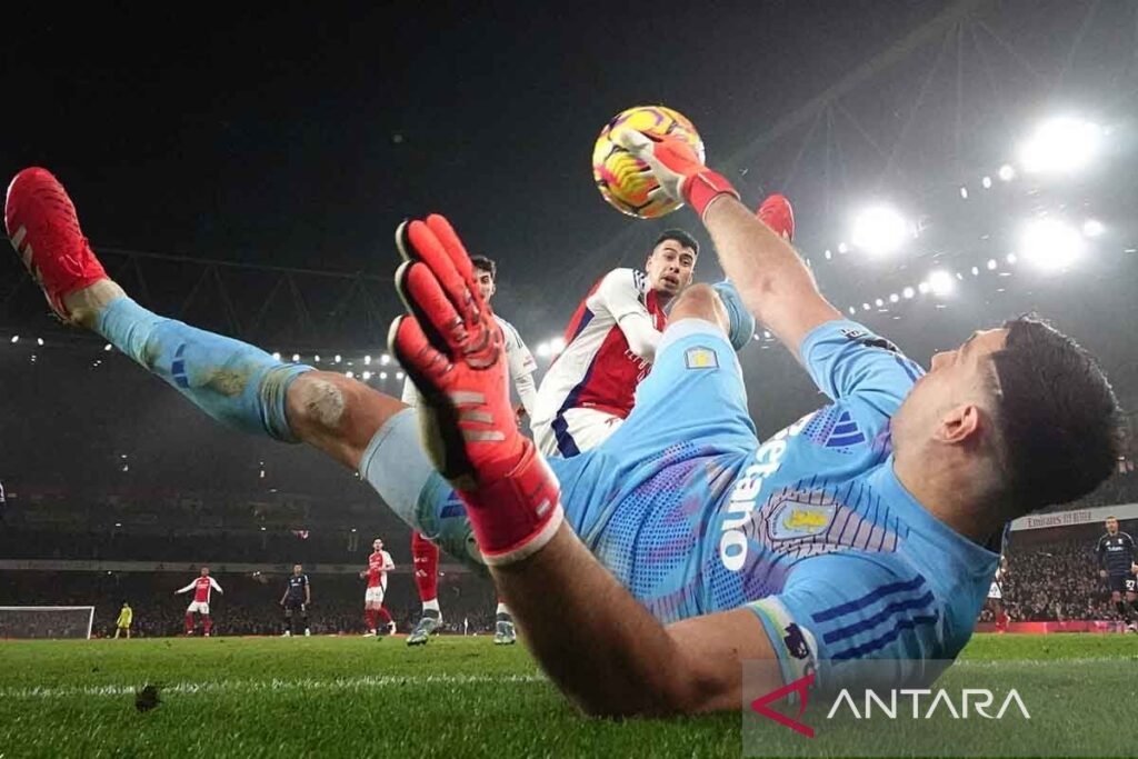 Unai Emery bela kelakuan nyeleneh kiper Aston Villa Emiliano Martinez