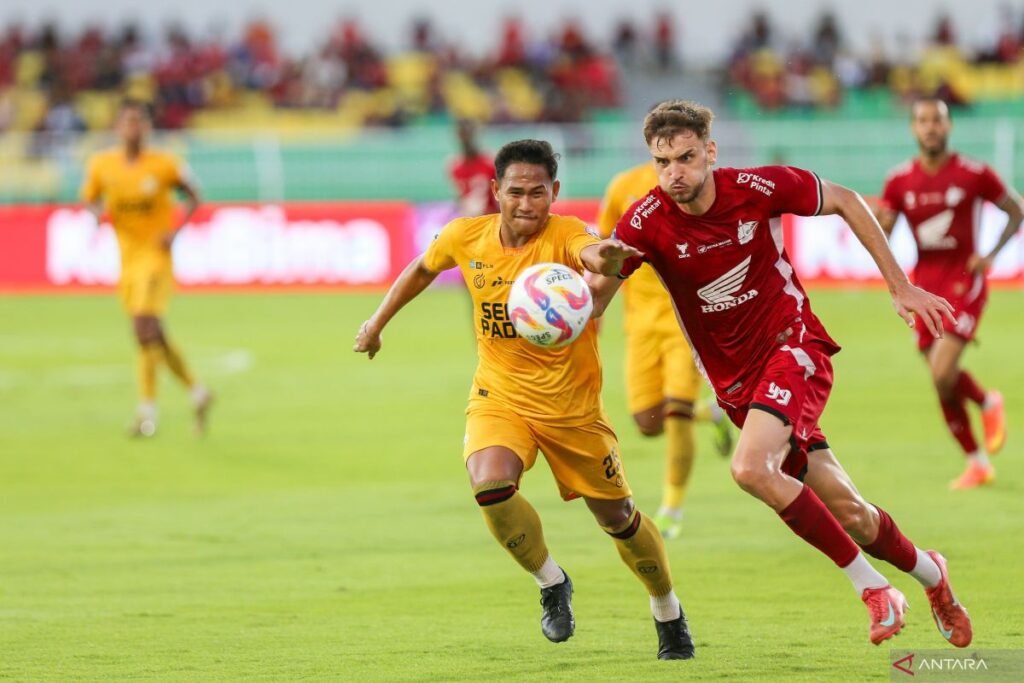 PSM Makassar resmi berpisah dengan Nermin Haljeta kemudian Latyr Fall