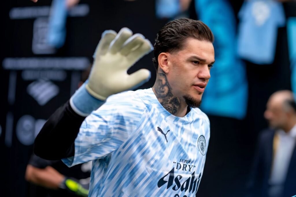 Tepis rumor, Ederson tegaskan bertahan pada area Manchester City musim depan