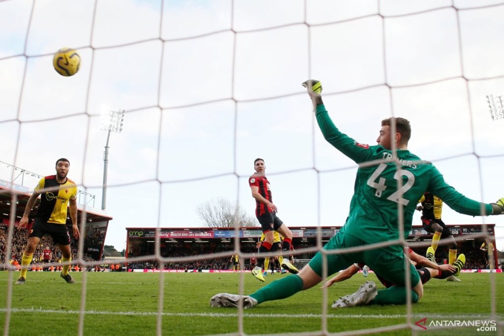 Klub sepak bola Klub sepak bola Everton rekrut kiper Bournemouth Mark Travers