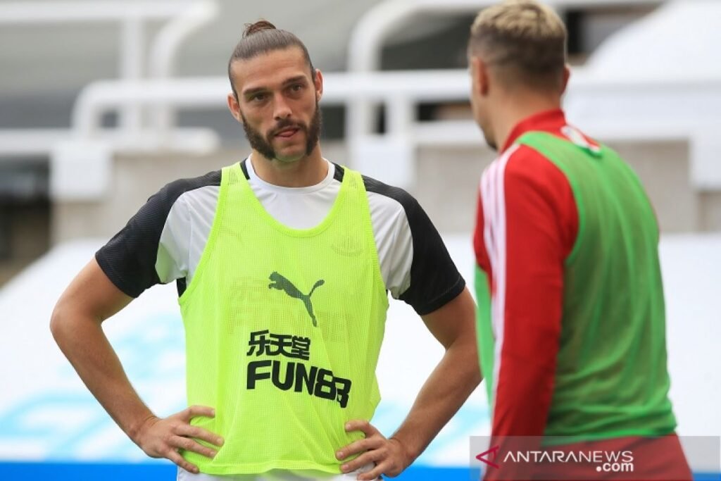 Mantan penyerang Liverpool Andy Carroll gabung klub divisi enam