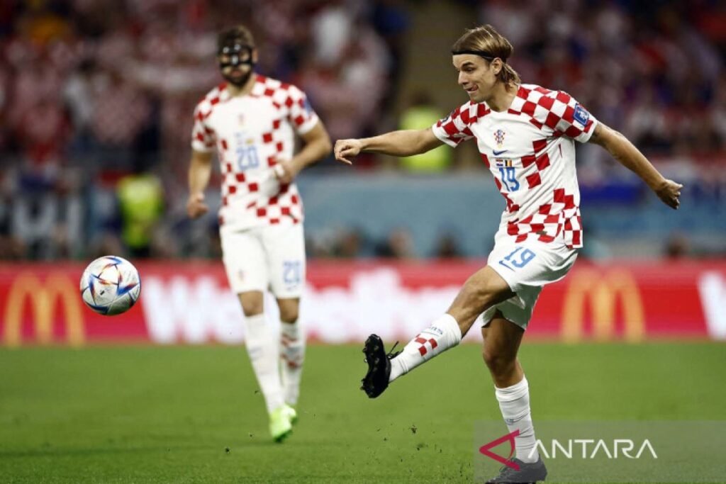 Crystal Palace datangkan bek kiri Borna Sosa dari Ajax Amsterdam