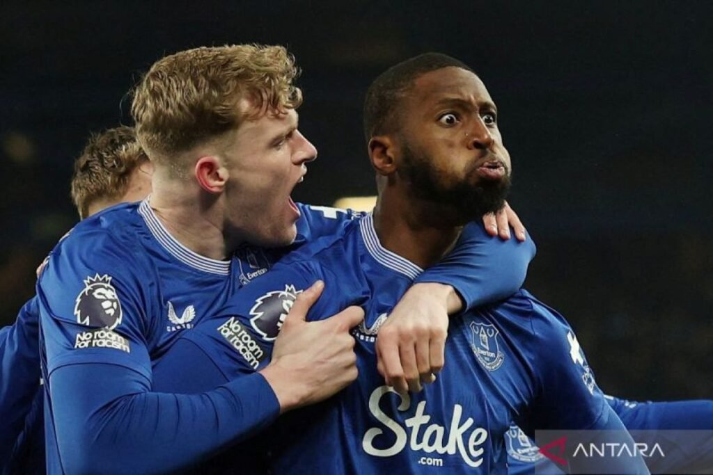 Jarrad Branthwaite teken kontrak baru durasi lima tahun dengan Klub sepak bola Klub sepak bola Everton