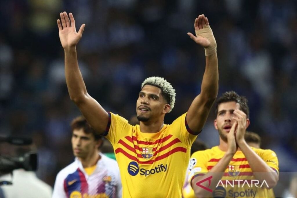 Hansi Flick tegaskan Ronald Araujo tak akan meninggalkan Barcelona