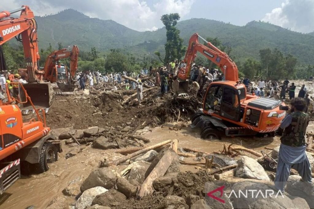 Banjir Pakistan menyebabkan hampir 900 orang meninggal