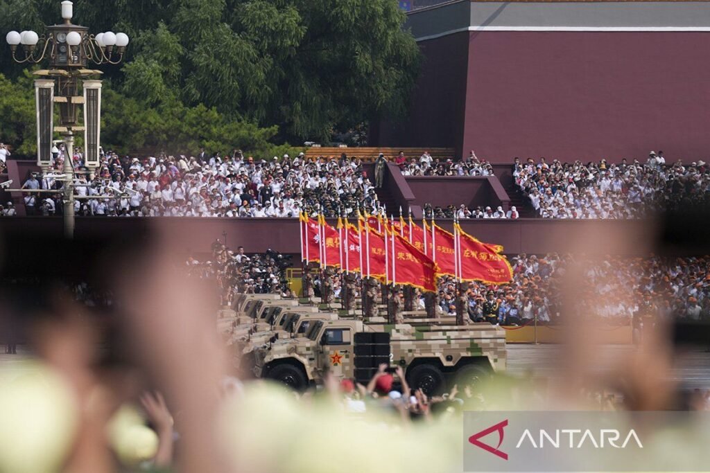 Panji-panji unit pahlawan diarak pada waktu Peringatan Hari Kemenangan gemilang China
