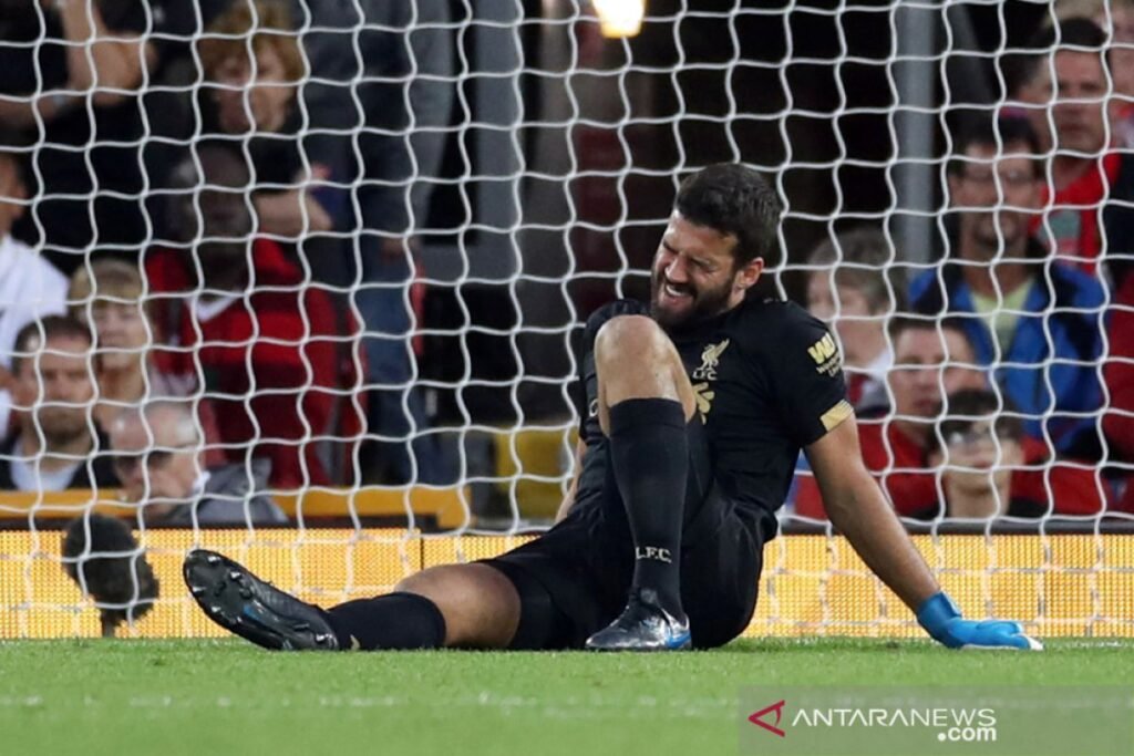 Liverpool kehilangan Alisson dan juga juga Ekitike jelang lawan Chelsea