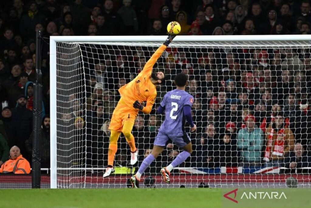 Slot konfirmasi Alisson absen hingga November akibat cedera hamstring