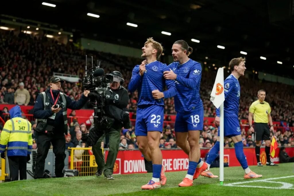 Manchester United dipermalukan pada waktu lawan 10 pemain Klub sepak bola Klub sepak bola Everton