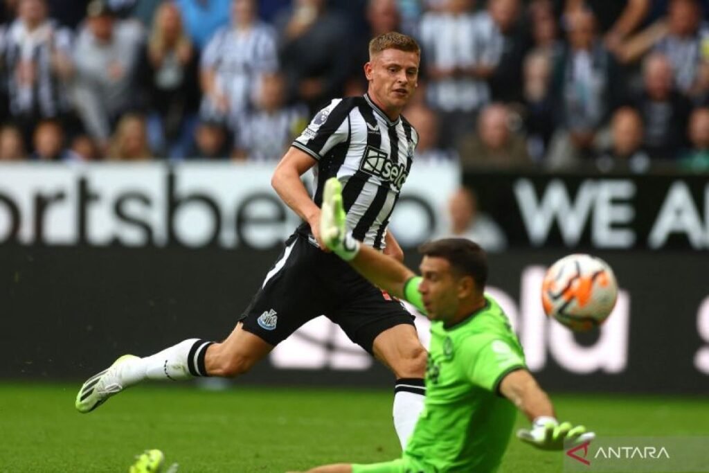 Dwigol Barnes antarkan Newcastle hajar Manchaster City, 2-1