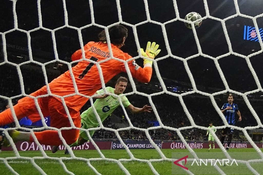 Pemain lapangan Barca Dani Olmo absen sebulan akibat dislokasi bahu