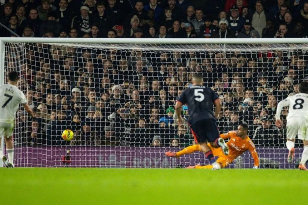 Raul Jimenez bawa Klub sepak bola Klub sepak bola Fulham tekuk Nottingham Forest