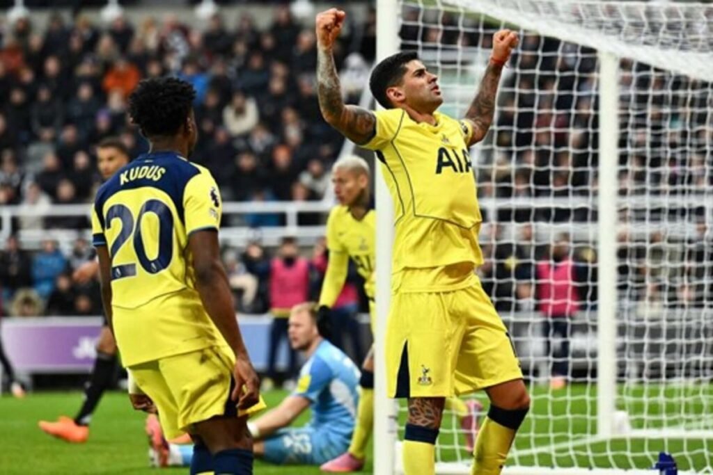 Dua gol Cristian Romero selamatkan Tottenham dari kekalahan