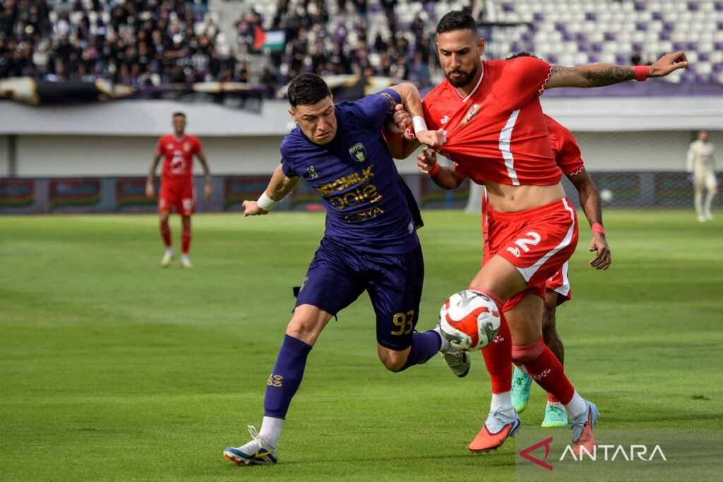 Carlos Pena cari formula terbaik untuk Persita Tangerang