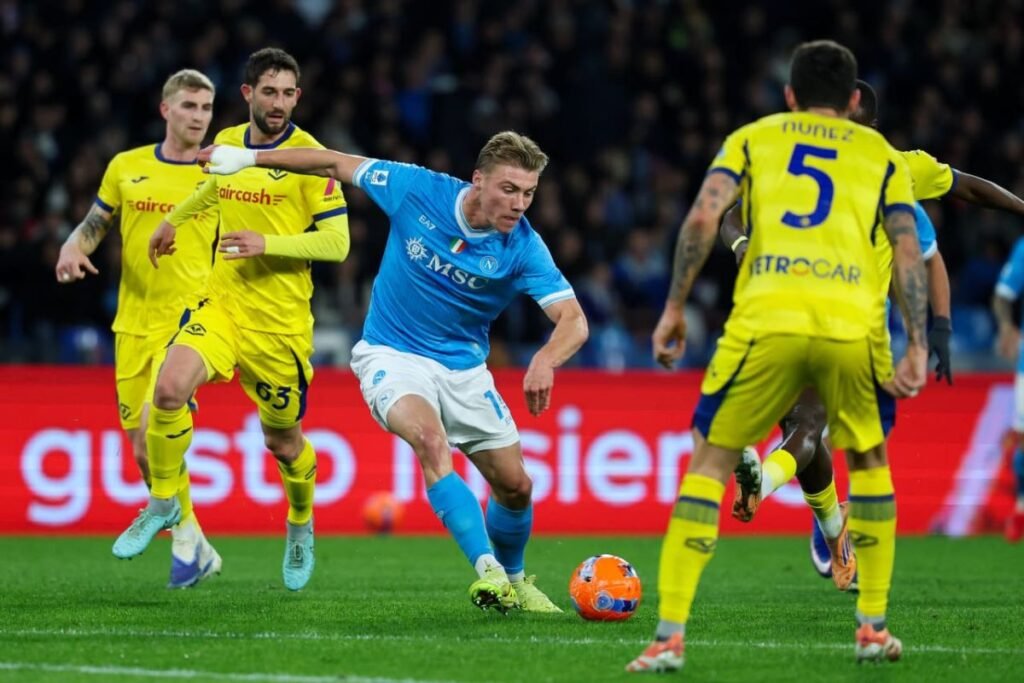 klub tim Napoli gagal rebut puncak klasemen setelahnya imbang 2-2 lawan Verona